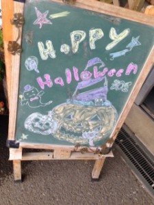 入口　黒板ハロウィン